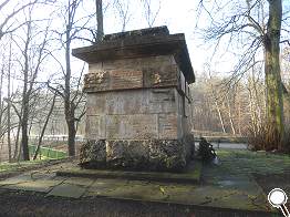 Denkmal fr die Opfer von Krieg, Faschismus und Gewaltherrschaft an der Großen Wallbrücke ber die Löcknitz 