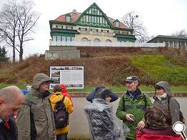 Kurze Rast am ehemaligen »Kurhaus Mueß«