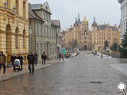 Schlossstraße im Regen