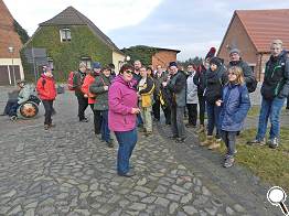 unsere Gästeführerin ruft zum Sammeln