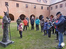 Statue des heiligen Isfried, der im 12. Jahrhundert hier wirkte