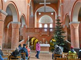 Der Kircheninnenraum besticht durch seine klare romanische Formensprache, seine Monumentalität und seine Zurückhaltung in der Ausstattung.