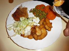Abendbrot: Schnitzel mit Kartoffelspalten und Mischgemüse