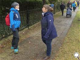 Los geht's. Auf dem Weg von der Jugendherberge zu den Meisterhusern.