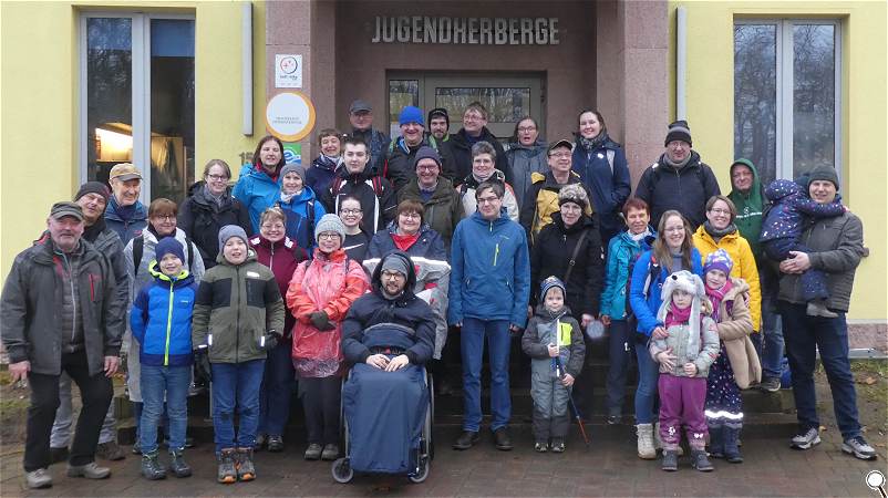 Gruppenfoto, wir waren insgesamt 37 Personen, davon 6 Kinder und 2 Jugendliche. Interessant: Jeweils ein Elternteil von 5 Kindern waren selbst als Kinder schon bei frheren Wanderungen dabei.