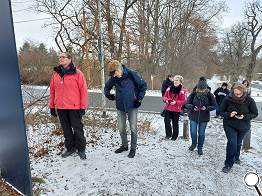 an der Infotafel am Eingang zum UNESCO Welterbe "Schlosspark Belvedere"
