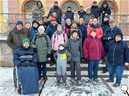 Gruppenfoto vor dem Schloss.