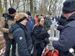 Elaine bekommt die 1. Bulette.